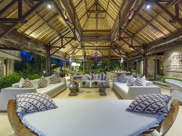 Villa Sungai Tinggi - Living, bar and dining area